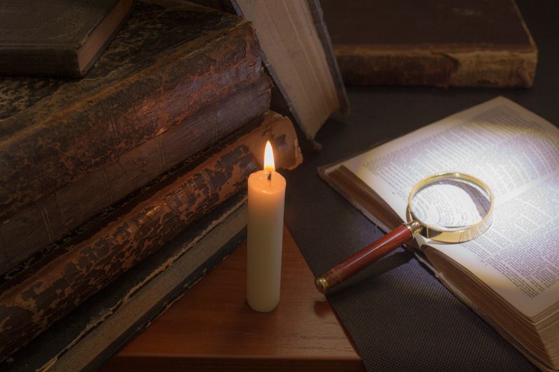 Mystická knihovna s astrologickými svazky a svíčkami